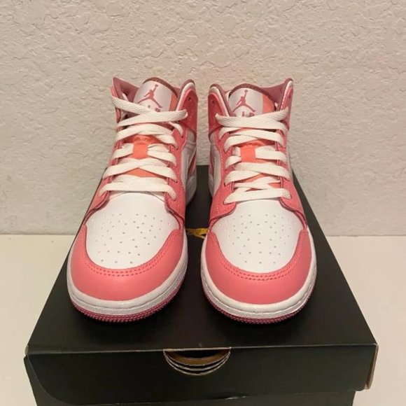 TRENDY Nike Air Jordan 1 Mid GS Valentines Day 2023 Size 35 DQ8423616 - Picture 2 of 6